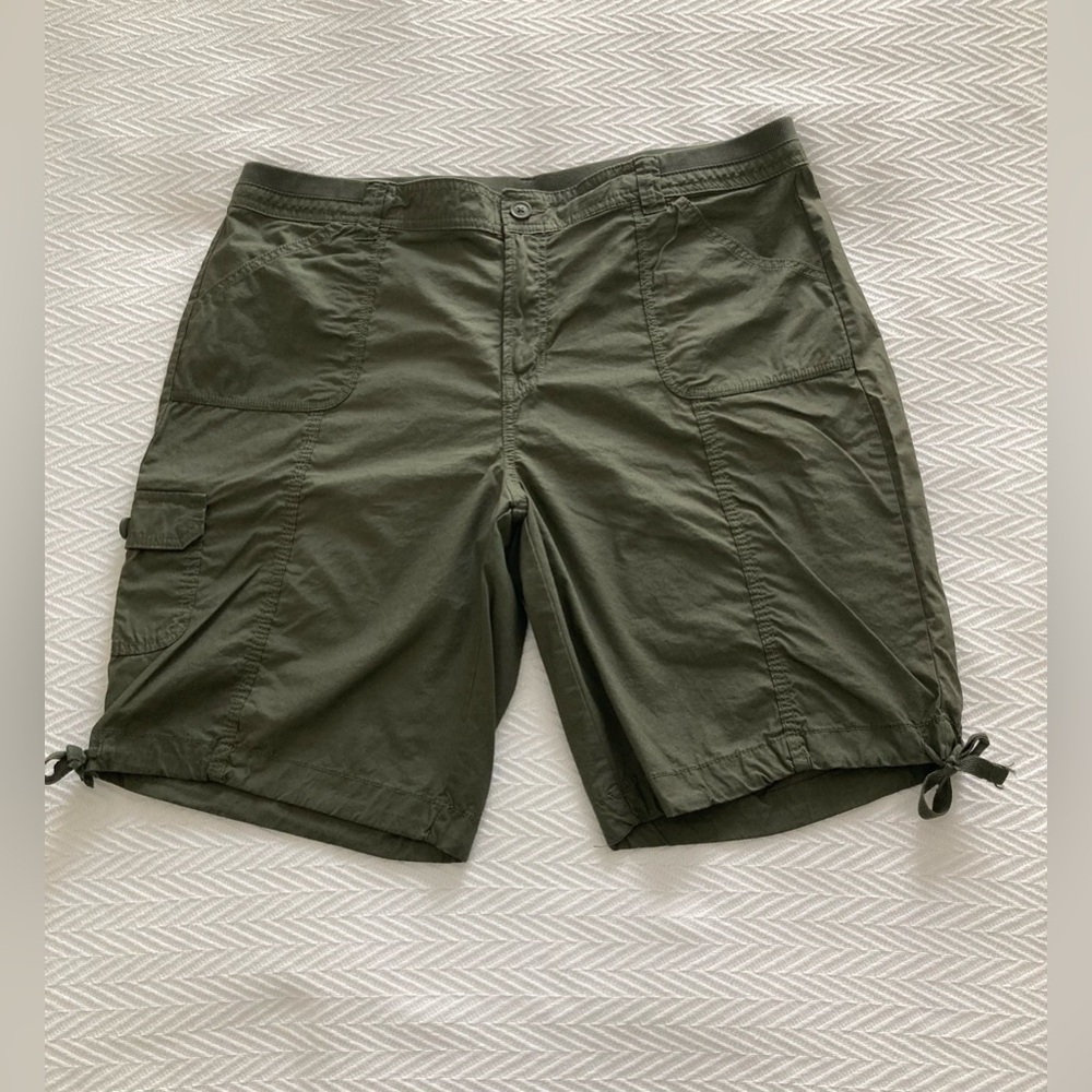 St. John’s Bay Cargo Bermuda Shorts. Olive Green. Size 18
